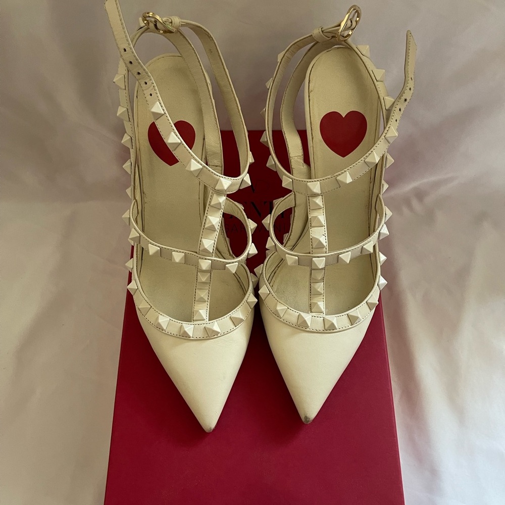 Valentino crème t-strap pump